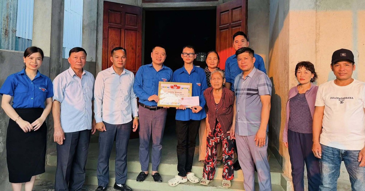 Khen thưởng nam sinh lớp 10 lao ra biển cứu 2 người giữa dòng xoáy