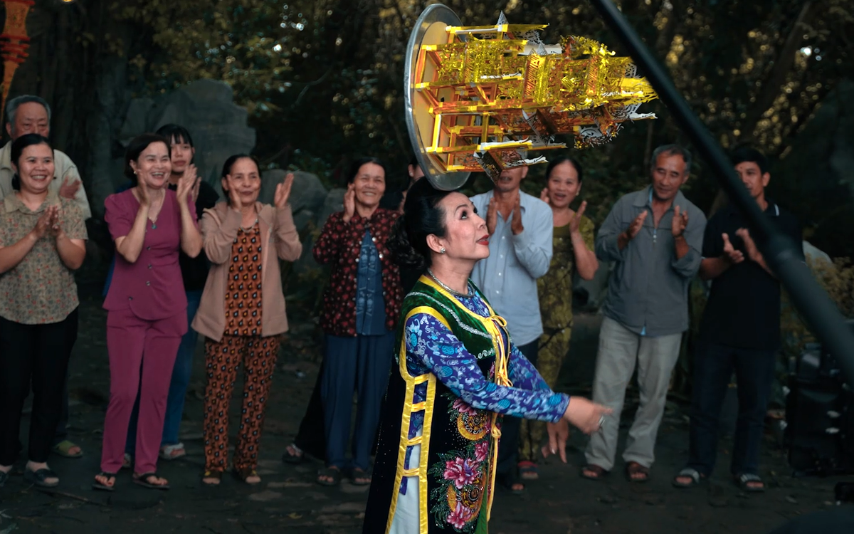 Múa mâm vàng - mâm bạc, múa bóng rỗi, múa cúng trăng, múa chằn vào phim 'Heo năm móng'