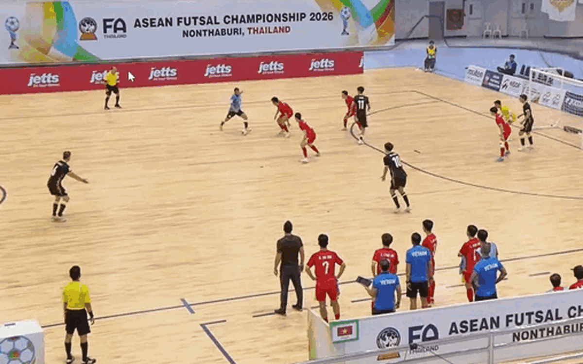 Thủ môn Phạm Văn Tú ghi bàn từ sân nhà cho tuyển futsal Việt Nam