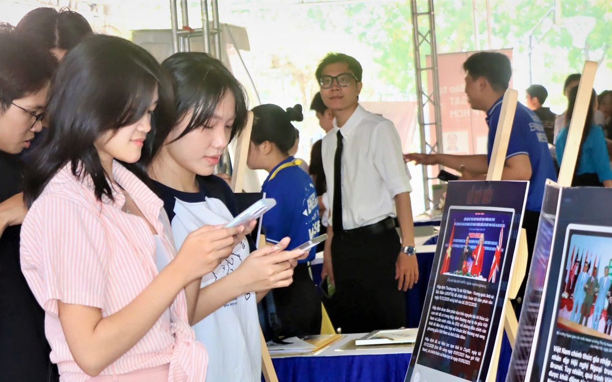 Cùng sinh viên chủ động hội nhập