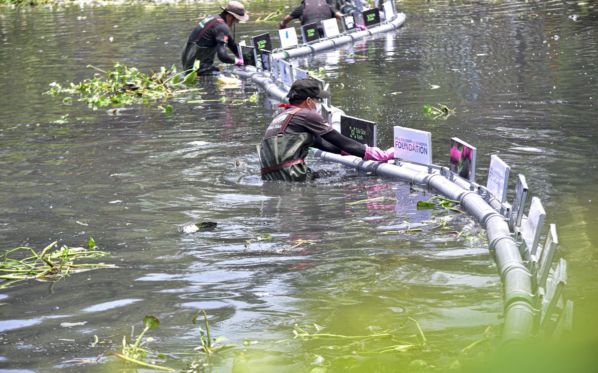 Hàng trăm người vớt rác, ao Song Tân sạch trở lại sau 1 ngày