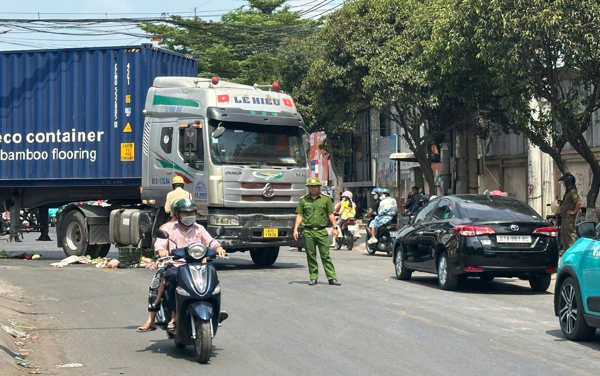 Xe container ôm cua cuốn người phụ nữ đi xe đạp vào gầm