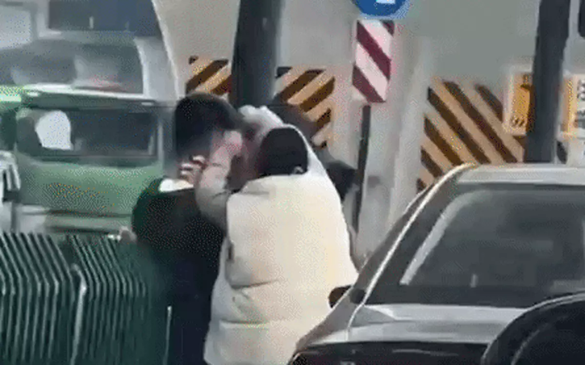 Va chạm giao thông thành màn tấu hài khó đỡ, người khen đáng yêu, người băn khoăn tội quấy rối