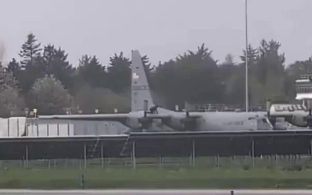 Sân bay Shannon lại bị đột nhập, máy bay quân sự Mỹ bị phá hoại bằng rìu