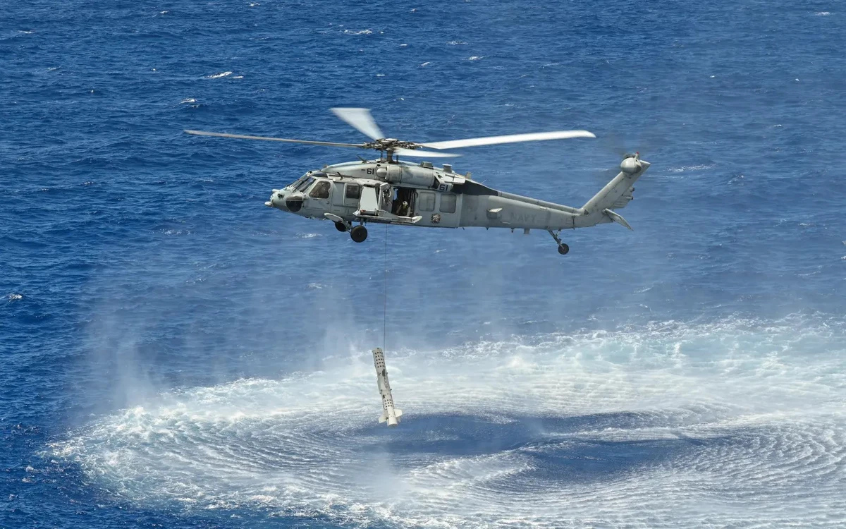 Mỹ rà phá thủy lôi ở eo Hormuz ra sao giữa căng thẳng leo thang?