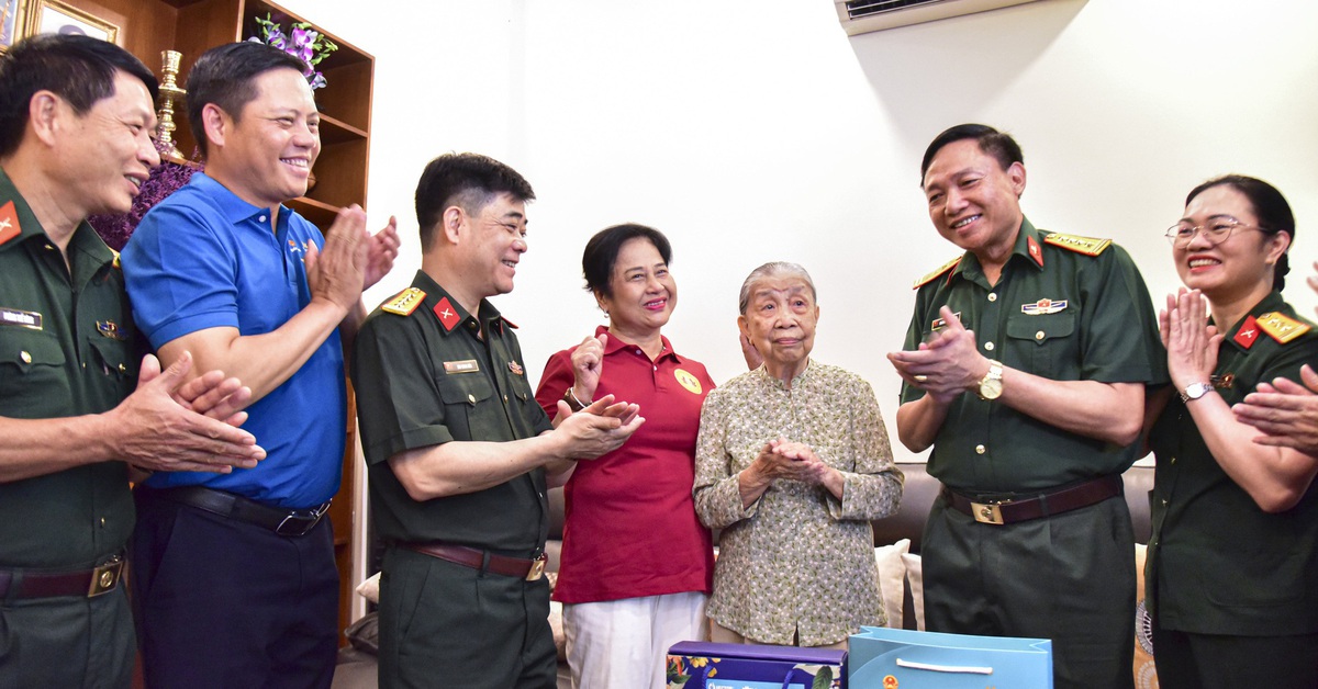 Ban Vì sự tiến bộ của phụ nữ Bộ Quốc phòng thăm, tặng quà các Mẹ Việt Nam anh hùng tại TP.HCM