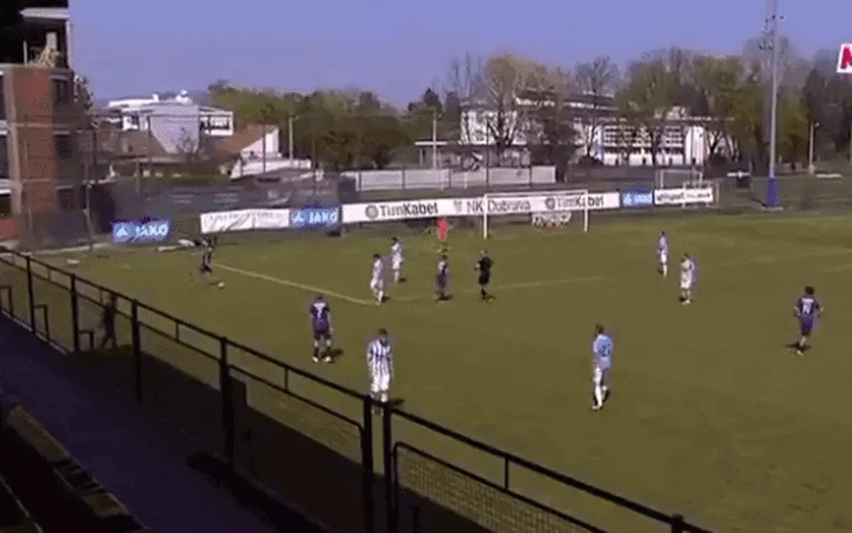 Bàn thắng thiếu fair-play kiểu Supachok tái hiện trên sân cỏ châu Âu