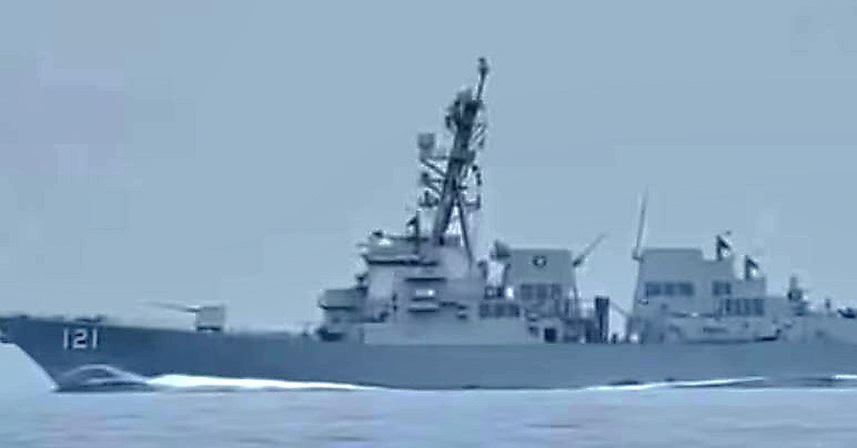 Đài Iran đăng video 2 tàu khu trục Mỹ qua eo biển Hormuz thất bại, 'suýt bị phá hủy'