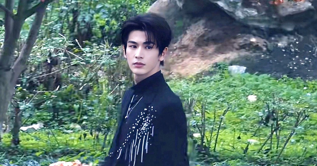 'Tướng quân kem nền' Trương Lăng Hách diện trang phục của nhà thiết kế Việt