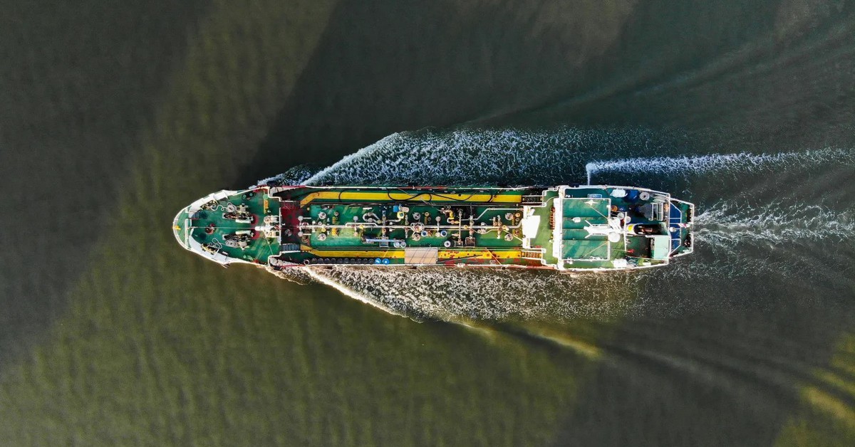 Giá dầu tăng hơn 8%, chứng khoán lao dốc sau động thái phong tỏa Iran của Mỹ