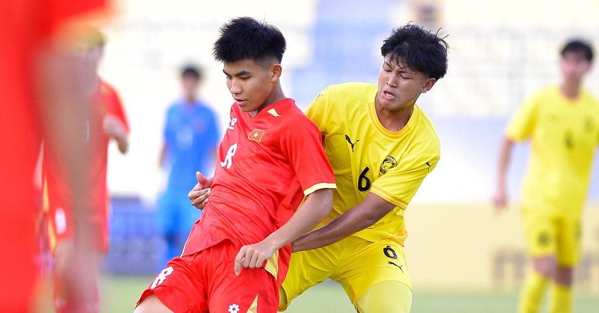 Cổ động viên bóng đá Malaysia chán nản khi U17 thua đậm Việt Nam
