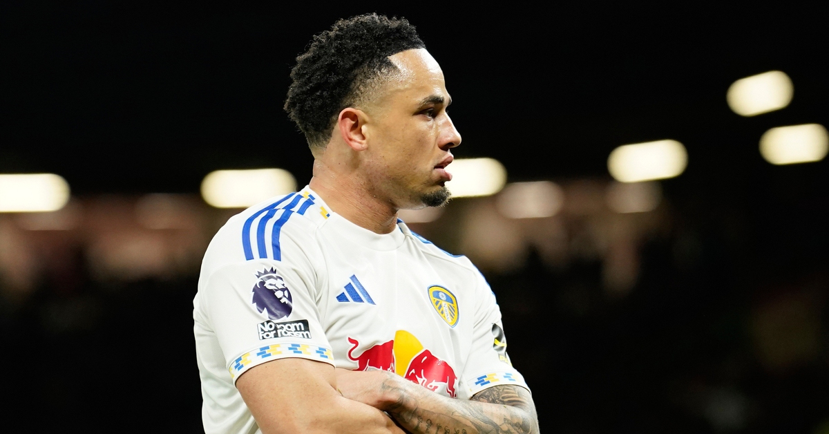 10 người Man United gục ngã trước Leeds, vị trí thứ ba lung lay