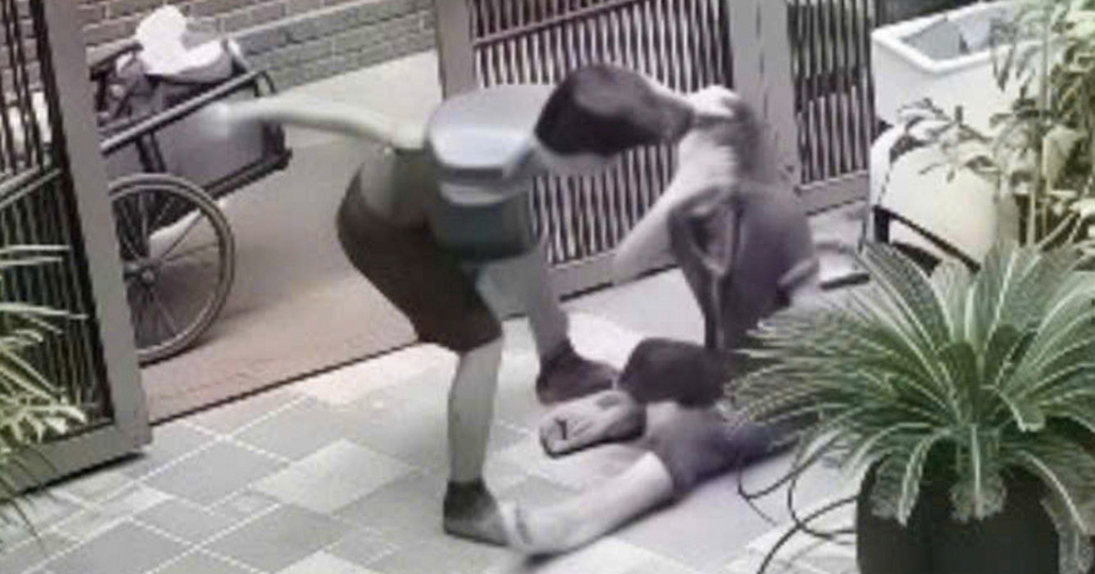 Rúng động clip chồng đánh vợ giữa sân, kéo vào nhà bạo hành tiếp