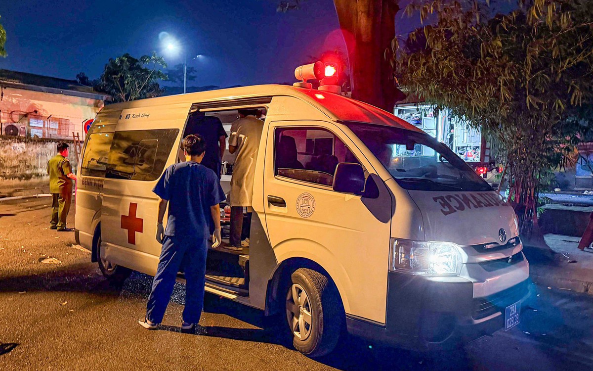 Cứu 5 người kẹt trong căn nhà bốc cháy lúc nửa đêm