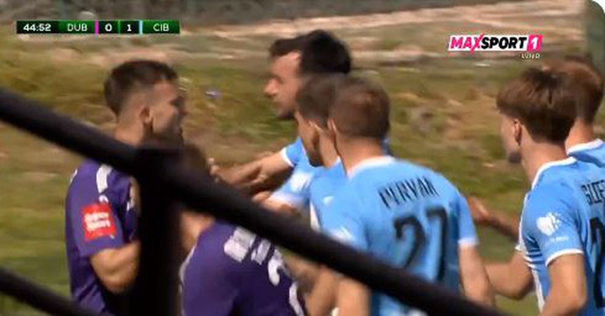 Bàn thắng thiếu fair-play kiểu Supachok tái hiện trên sân cỏ châu Âu