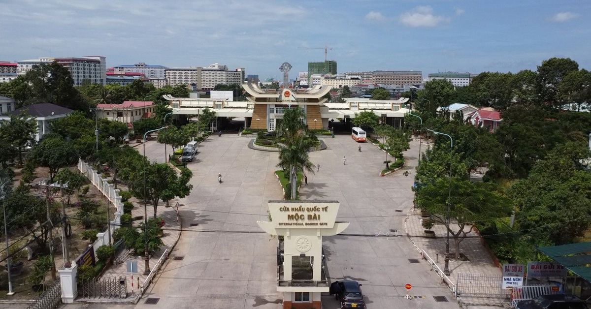 Xe qua Mộc Bài nhiều gấp 6,5 lần thiết kế, Tây Ninh đề xuất cho xe đi vòng hai bên cửa khẩu