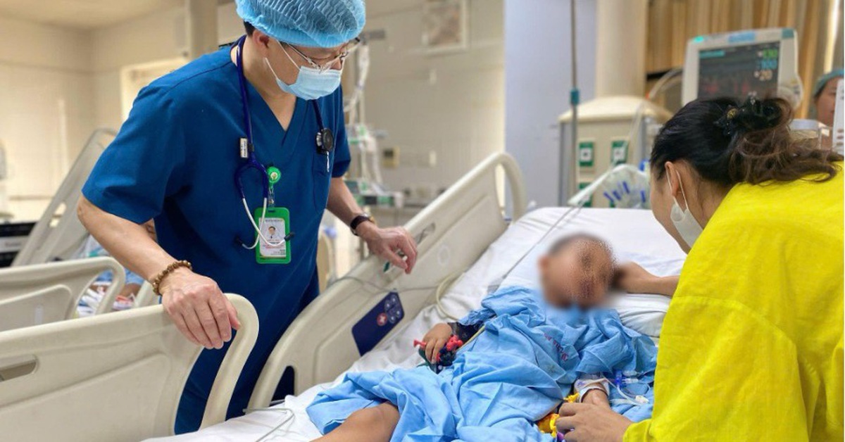 Cứu sống bé trai 5 tuổi đa chấn thương trong vụ tai nạn xe khách ở Tam Đảo