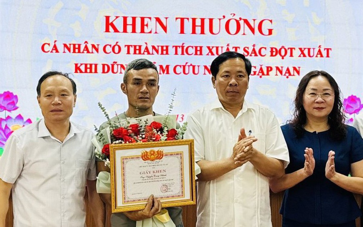 Khen thưởng người đàn ông cứu hai mẹ con nhảy cầu