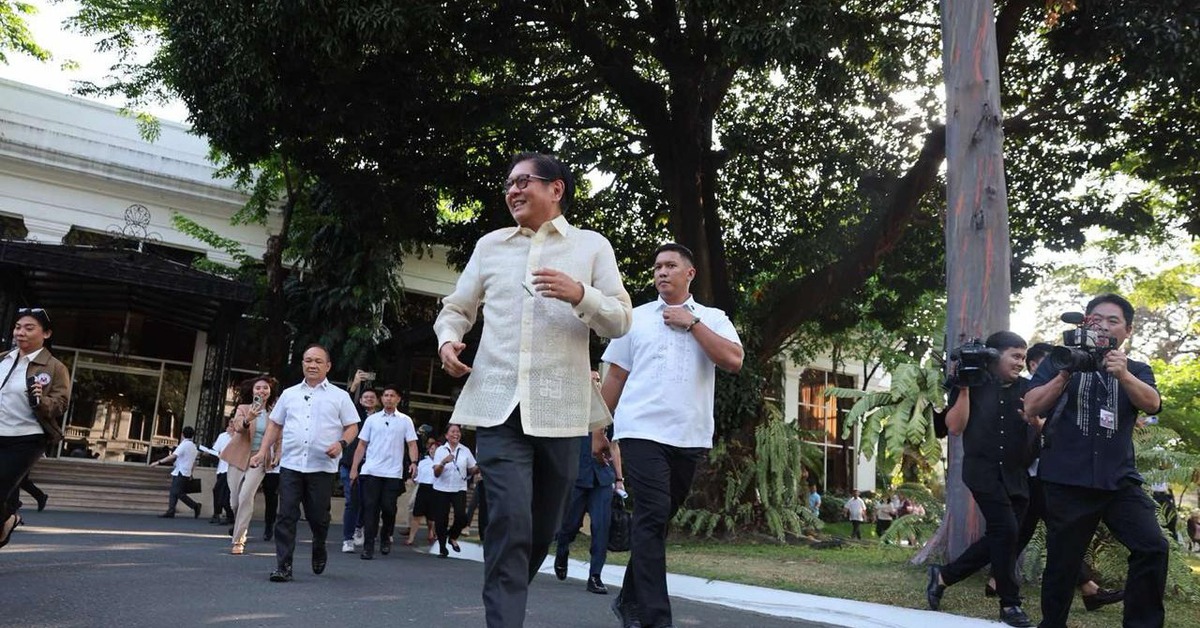 Tổng thống Philippines bật nhảy, chạy bộ trước truyền thông để bác tin đồn về sức khỏe