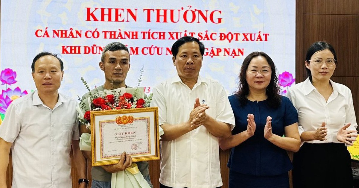 Khen thưởng người đàn ông cứu hai mẹ con nhảy cầu