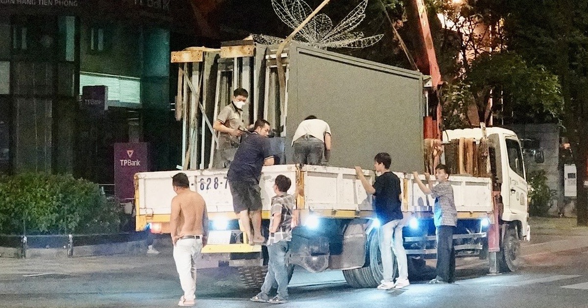 Một số doanh nghiệp gỡ vội bảng quảng cáo án ngữ vỉa hè