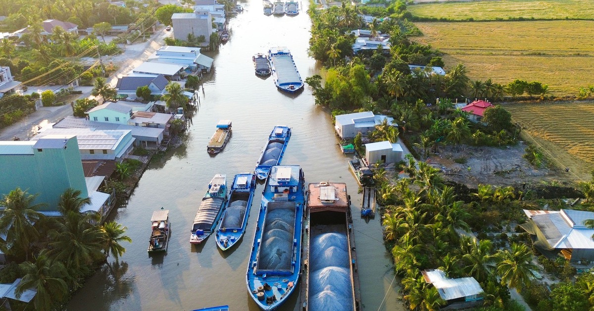 Sà lan chở đá mắc cạn neo đậu dày đặc trên kênh Rạch Giá - Hà Tiên