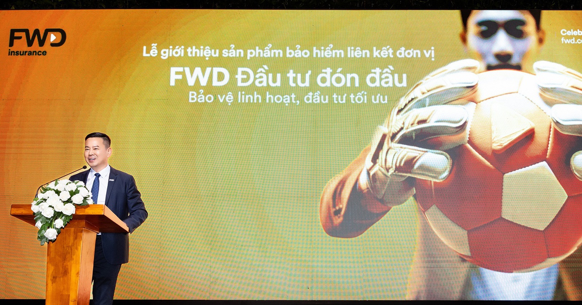 Thấy gì qua hình ảnh quả bóng và găng tay của “FWD Đầu tư đón đầu”?