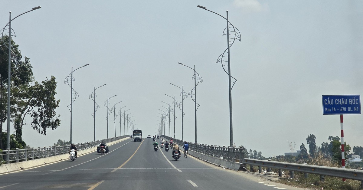 Vì sao cầu Châu Đốc và cầu Cồn Tiên tối thui nhiều tháng qua?