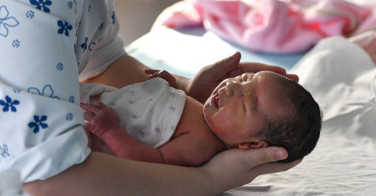 Tin tức sáng 14-4: Đề xuất người hưởng án treo và đang thời gian thử thách không được nhận con nuôi