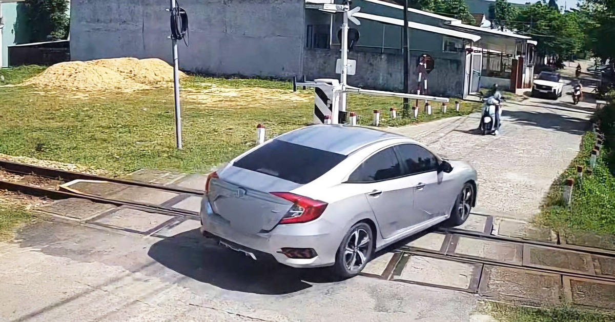 Vượt đèn đỏ nơi giao nhau đường sắt, cô gái bị phạt 5 triệu, tước GPLX 2 tháng