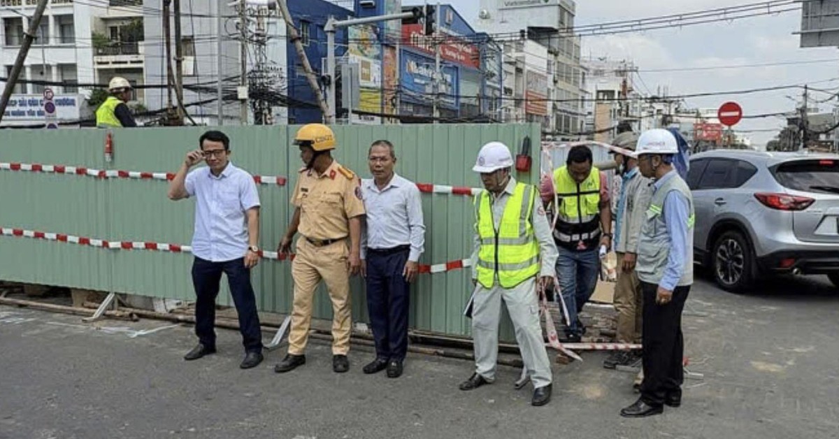 Để vật liệu, đất đá gây cản trở, công trình giao thông ở ngã tư Bảy Hiền bị lập biên bản