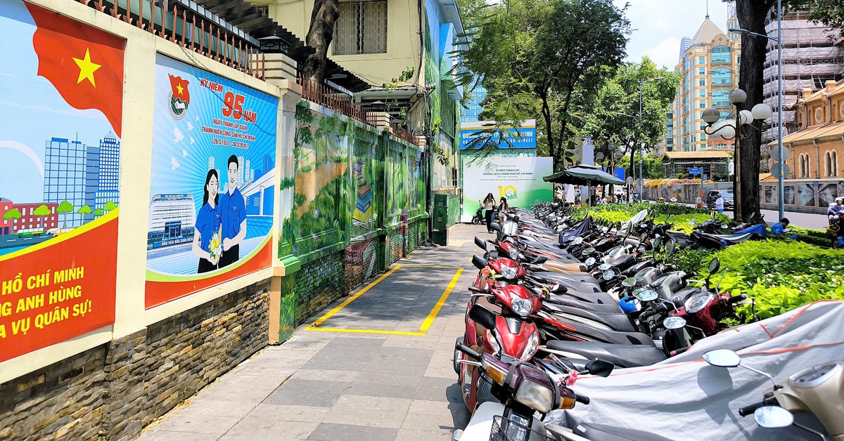 Sở Xây dựng: Bãi giữ xe Đường sách TP.HCM dùng tạm vỉa hè đúng luật, có diện tích cho người đi bộ