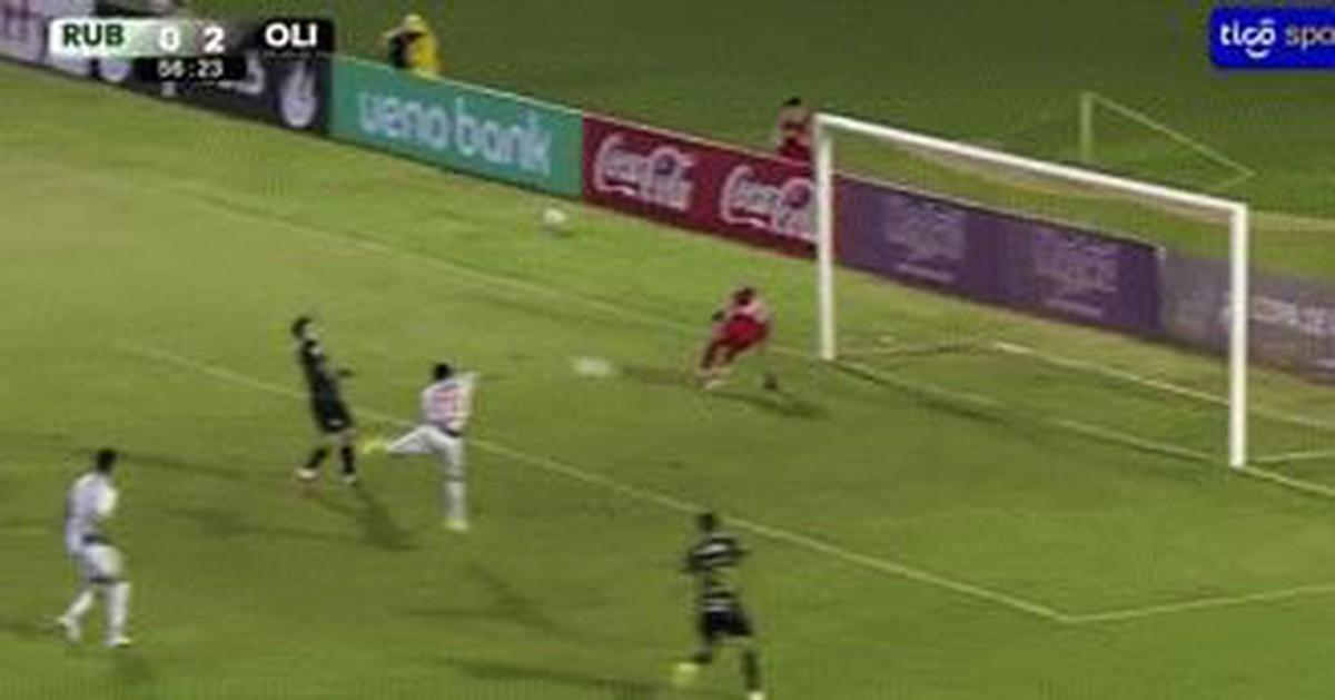 Sút hỏng phạt đền, cầu thủ vô tình có bàn thắng theo kiểu... 'đau điếng'