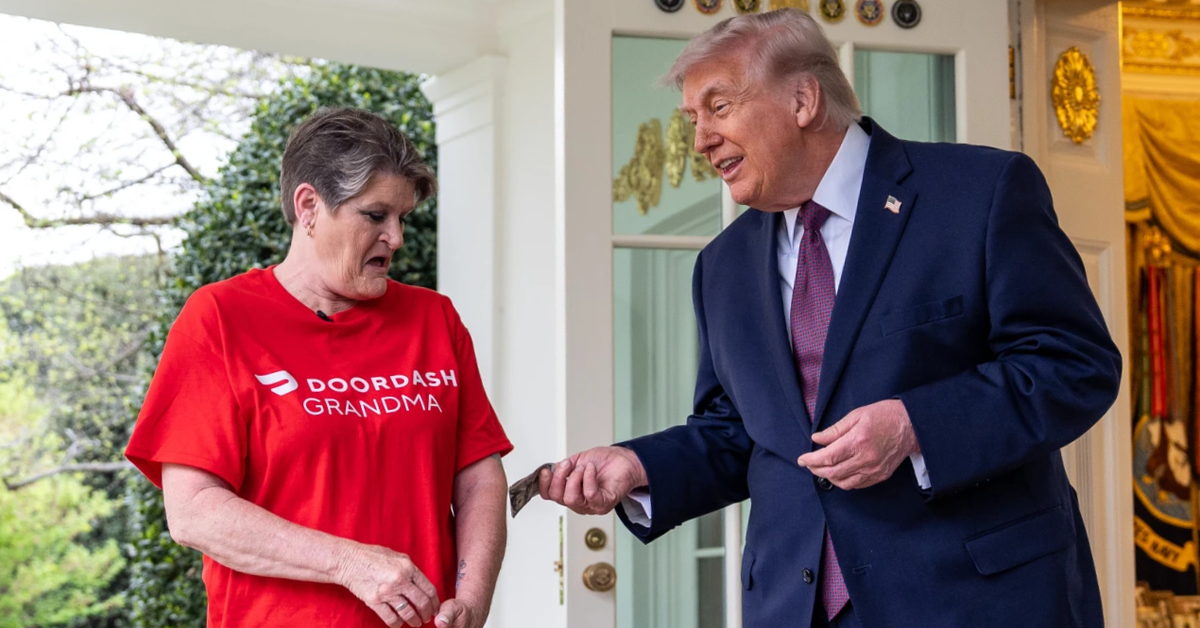 Ông Trump đặt đồ ăn, boa 'nóng' 100 USD cho shipper ngay trước ống kính