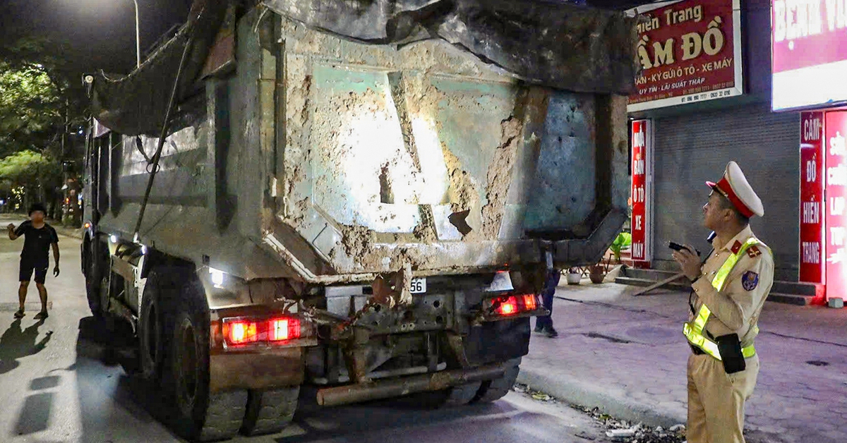 Xử phạt 915 xe tải vi phạm, 131 trường hợp để rơi vãi vật liệu ra đường ở Hà Nội