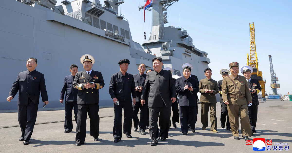 Ông Kim Jong Un giám sát phóng tên lửa từ tàu chiến, nhấn mạnh răn đe hạt nhân 'không giới hạn'