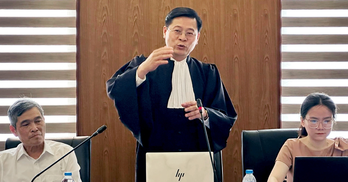 Áo choàng luật sư: Dải trắng như lưỡi thẳng, đai vai áo là biểu tượng gánh nặng công lý?