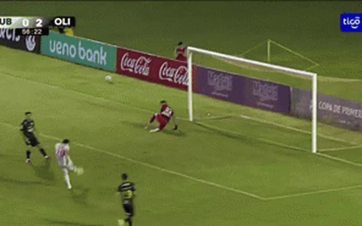 Sút hỏng phạt đền, cầu thủ vô tình có bàn thắng theo kiểu... 'đau điếng'