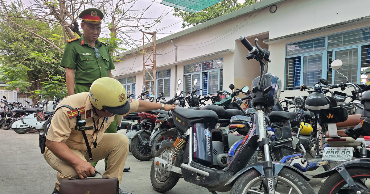 CSGT An Lạc kiểm tra xe điện 'độ chế' ở các bãi xe trường học