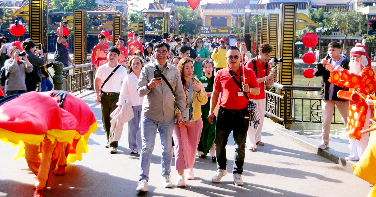 Vé máy bay từ Hà Nội, TP.HCM đi miền Trung dịp lễ 30-4 tăng vọt, khách sạn Đà Nẵng đa phần kín phòng