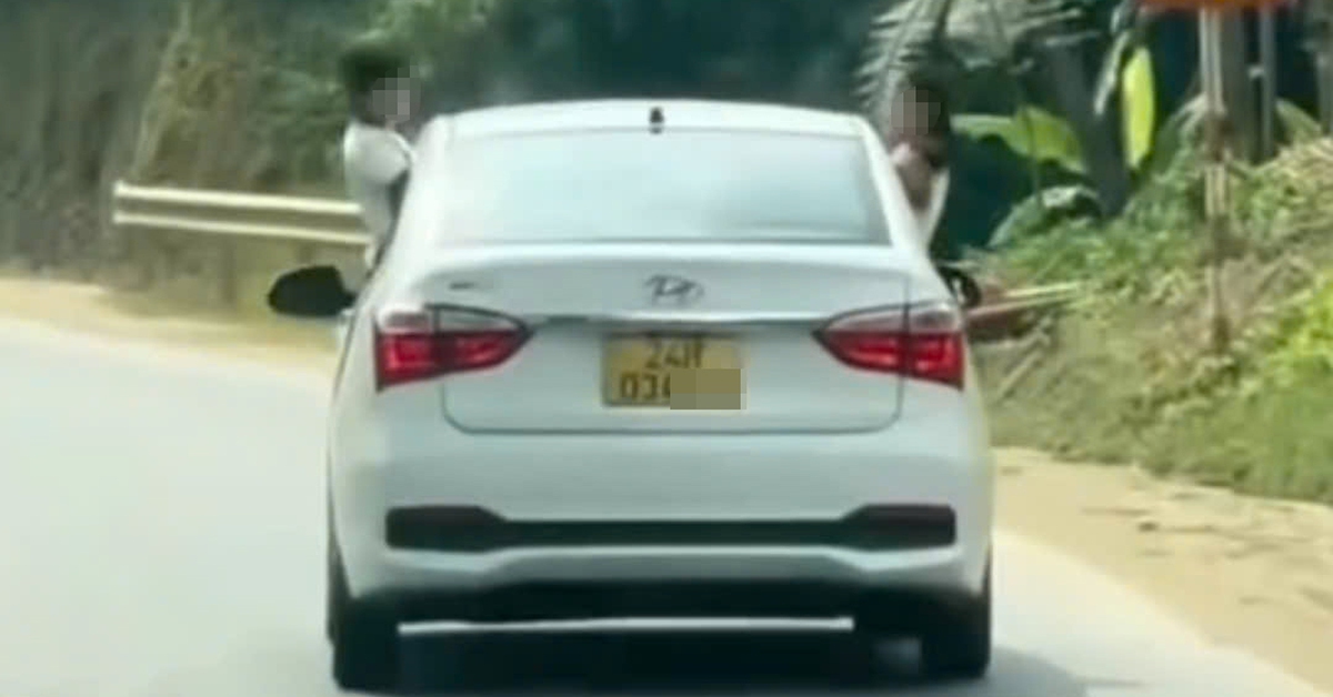 Để 2 trẻ thò đầu và đu bám cửa ô tô đang chạy, tài xế bị xử phạt