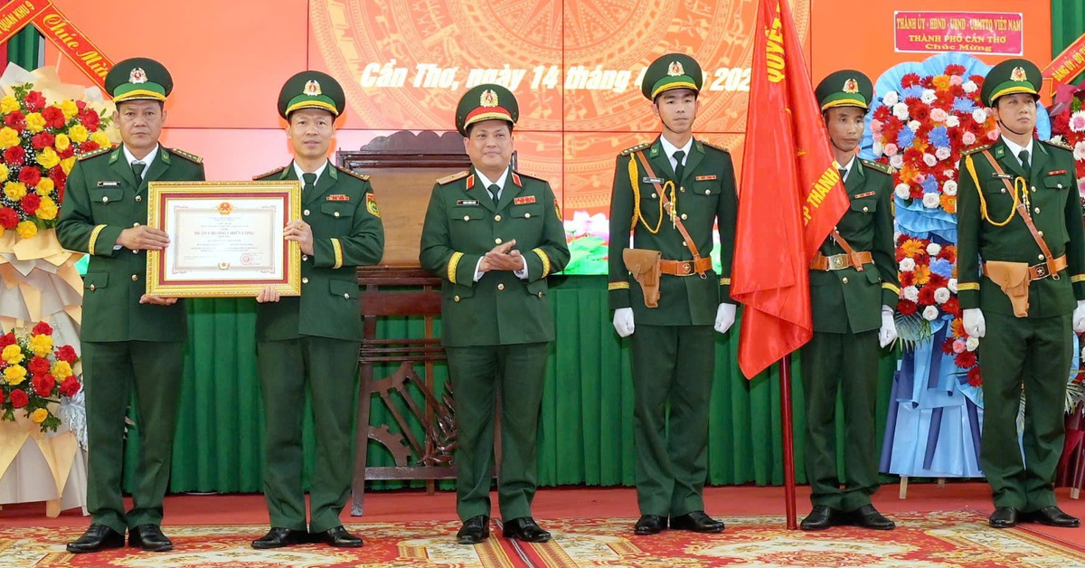 Bộ đội biên phòng Cần Thơ nhận Huân chương Chiến công hạng nhì