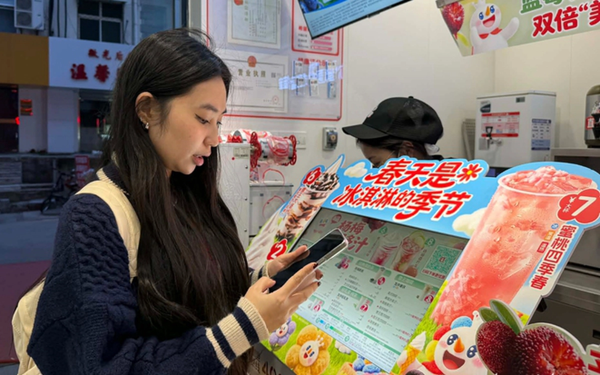 Du học, du lịch, buôn bán xuyên biên giới: Bỏ dần thói quen xài tiền mặt