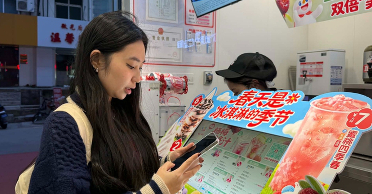 Du học, du lịch, buôn bán xuyên biên giới: Bỏ dần thói quen xài tiền mặt