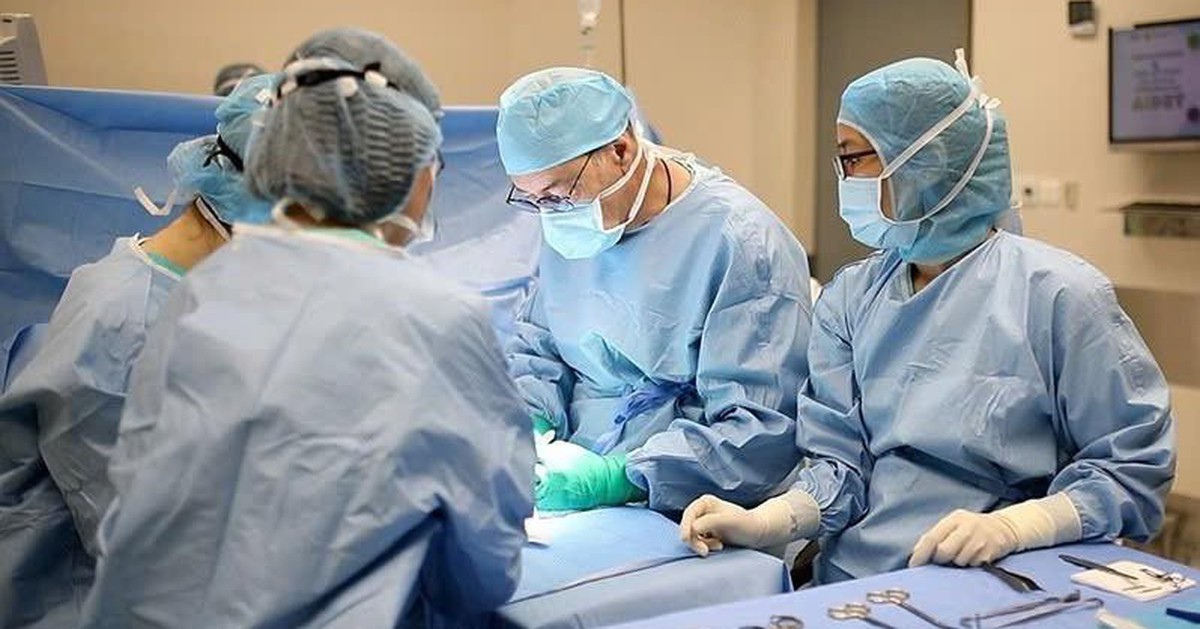 ‘Phù thủy phẫu thuật bàn tay’ trở lại Việt Nam