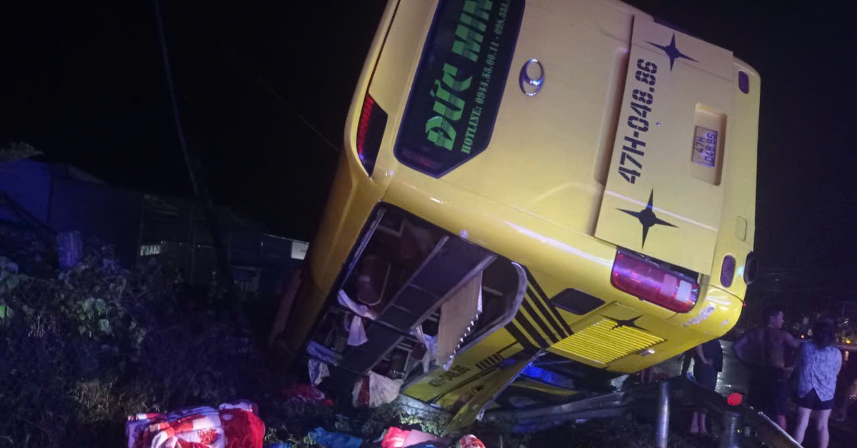 Xe khách mất lái lúc mưa lớn, lật nhào trên quốc lộ