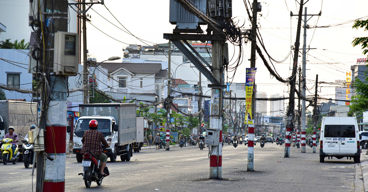 Vì sao 200 cột điện trên đường Nguyễn Thị Định chưa thể di dời?