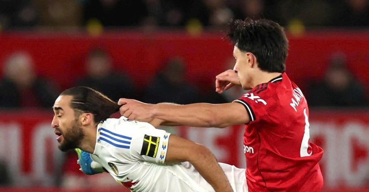 HLV Carrick chỉ trích trọng tài vì tấm thẻ đỏ của Martinez