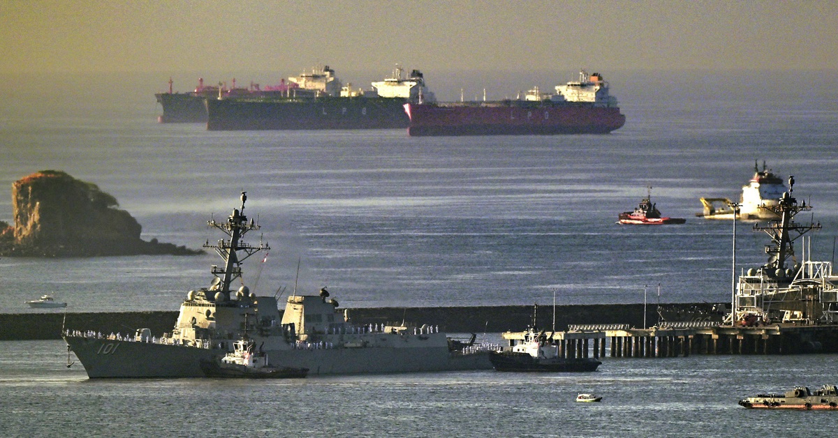 Mỹ dùng tàu khu trục chặn tàu dầu rời Iran, huy động 10.000 binh sĩ phong tỏa Hormuz