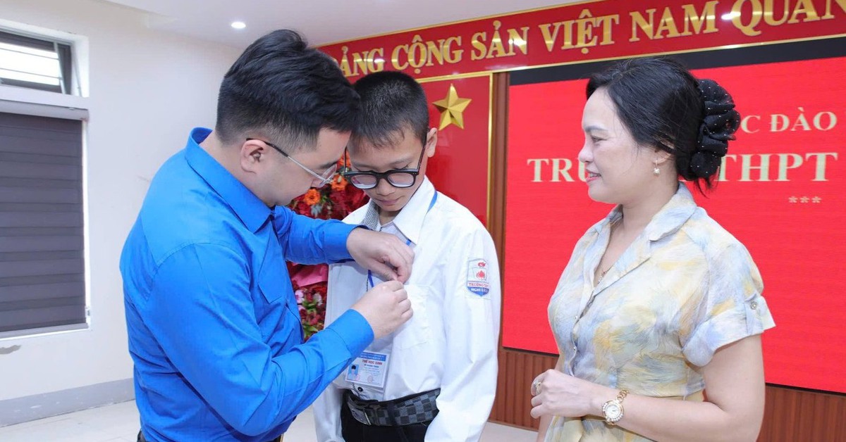 Trao, truy tặng huy hiệu Tuổi trẻ dũng cảm cho hai học sinh cứu người đuối nước